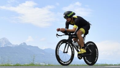 IM / imagem de um triatleta na bicicleta na Áustria