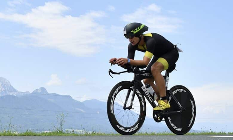 IM / immagine di un triatleta in bicicletta in Austria