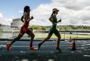 FETRI/ dos triatletas corriendo en Pontevedra