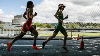 FETRI/ deux triathlètes courant à Pontevedra