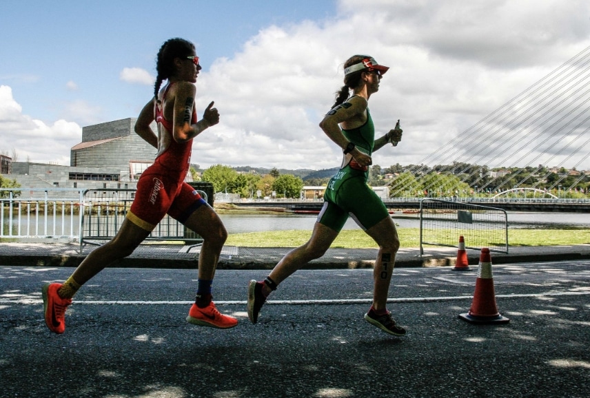 FETRI/ dos triatletas corriendo en Pontevedra