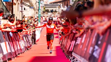 IRONMAN / Bild eines Triathleten, der die Ziellinie von IM Vitoria betritt