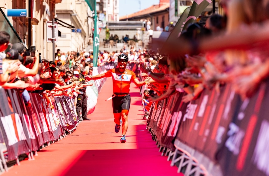 IRONMAN / Bild eines Triathleten, der die Ziellinie von IM Vitoria betritt