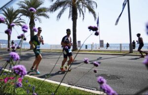 IRONMAN/ dos triatletas corriendo en niza
