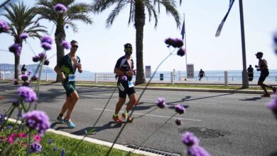 IRONMAN/ dois triatletas correndo em nice