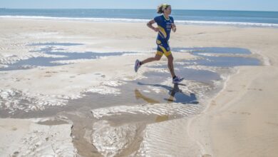 Imagem de um triatleta correndo em Doñana