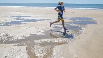 Imagen de una triatleta corriendo en Doñana