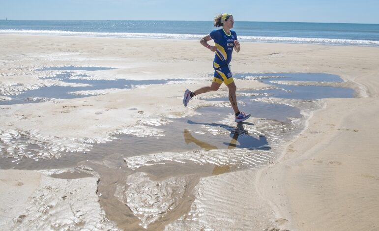 Bild eines Triathleten, der in Doñana läuft