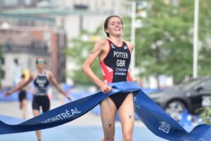 WorldTriathlon/ Beth Potter ganando en Montreal
