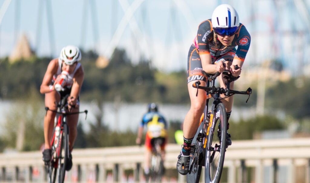 Imagen de dos triatletas en el segmento ciclista de Challenge Salou