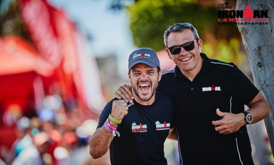 Vuelta ciclista a Lanzarote : entrevistamos a Fabio Cabrera - Noticias Triatlón Fabio Carrera con Agustí Pérez , Senior Regional Director IRONMAN South EMEA