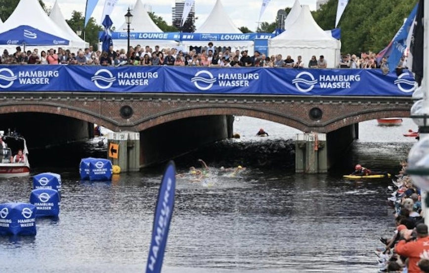 Welt-Triathlon/ Bild vom Schwimmen in Hamburg