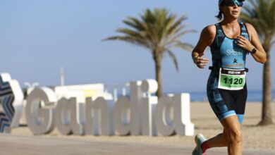 Un triatleta che corre a Gandia