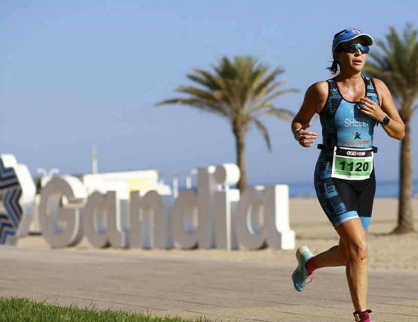 Una triatleta corriendo en Gandia