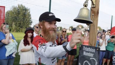 @justinfletcher_photography / Sean Conway sonnant la cloche à IRONMAN 102