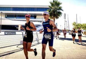 Dos triatletas corriendo en el MTRI Valencia