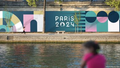 Image of the Seine River in Oaris with a poster of the Games