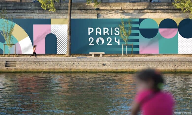 Image de la Seine à Oaris avec une affiche des Jeux