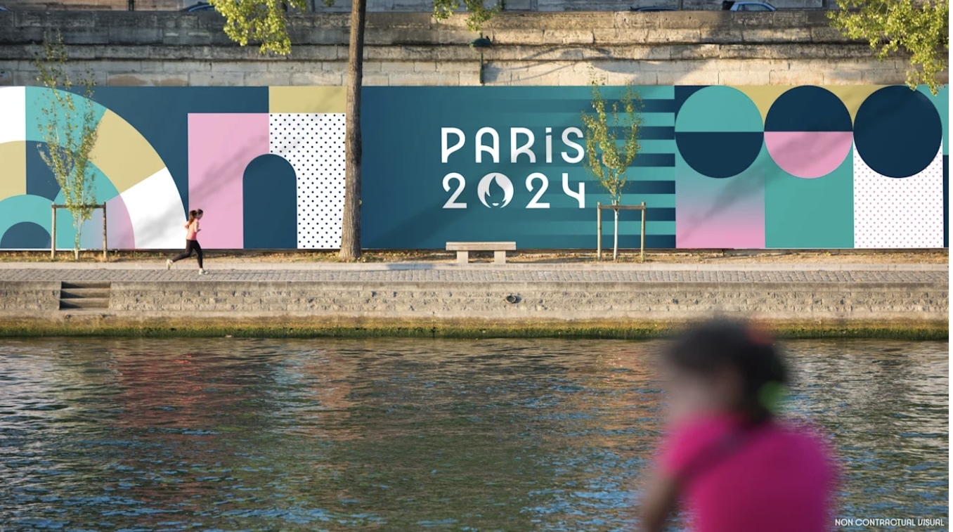 Bild des Seine-Flusses in Oaris mit einem Plakat der Spiele