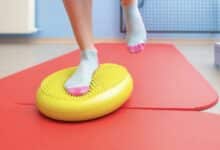 Canva/inagen eines Athleten, der mit einem Bosu Propriozeption ausführt