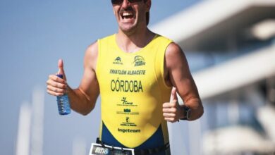 Un triatleta corriendo en Valencia
