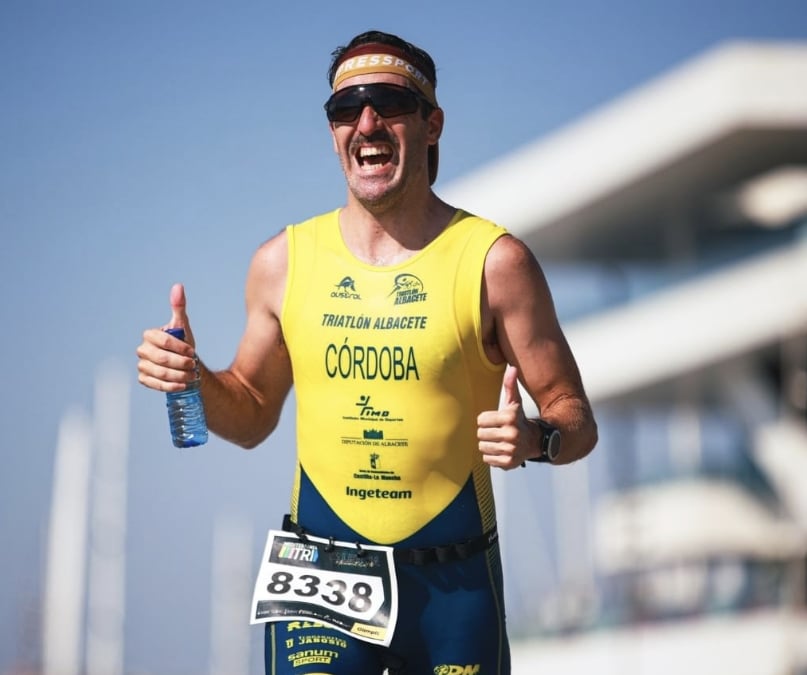 Ein Triathlet, der in Valencia läuft
