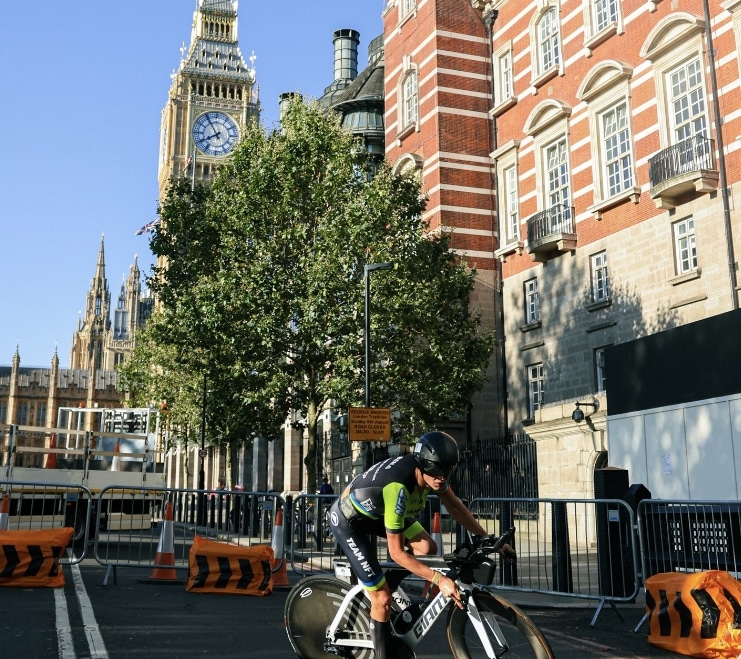 Challenge London/ Image of a triathlete with Big Ben in the background