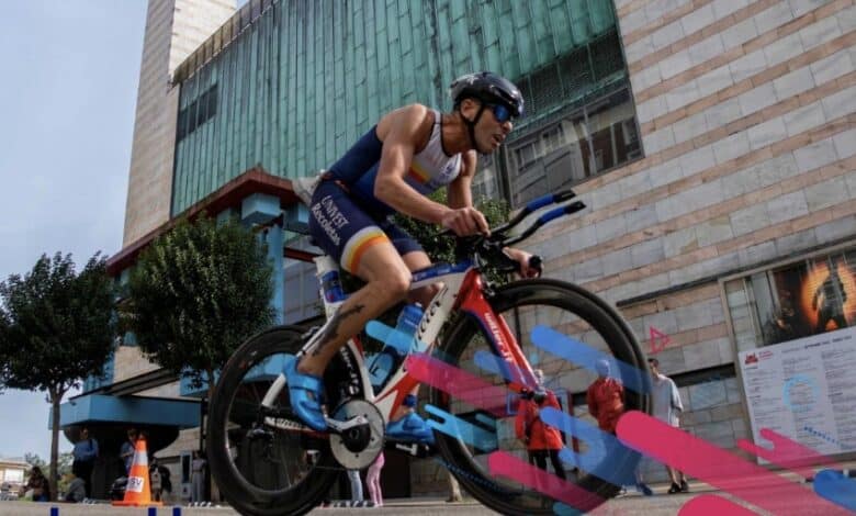 Un triatleta sobre la bici en el triatlón de Santander