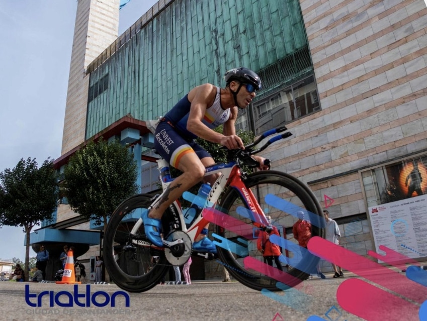 Un triatleta sobre la bici en el triatlón de Santander