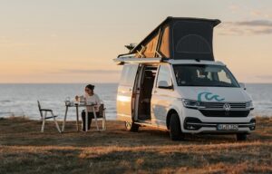 una mujer acampada con una Roadsurfer