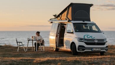 una mujer acampada con una Roadsurfer