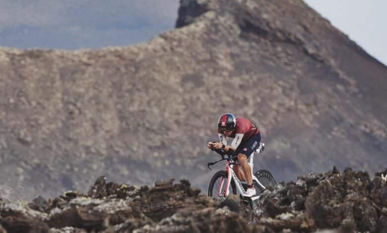 IM/Un triatleta in bici nell'IRONMAN Lanzarote