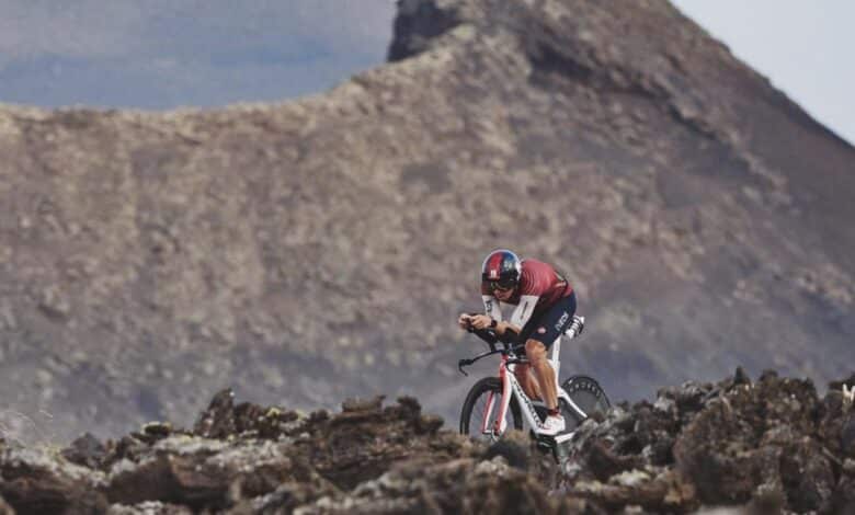 IM / Um triatleta na bicicleta no IRONMAN Lanzarote