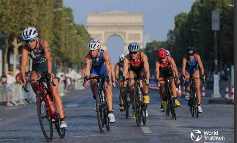 WorldTriathlon/ el pelotón con el arco del triunfo de fondo