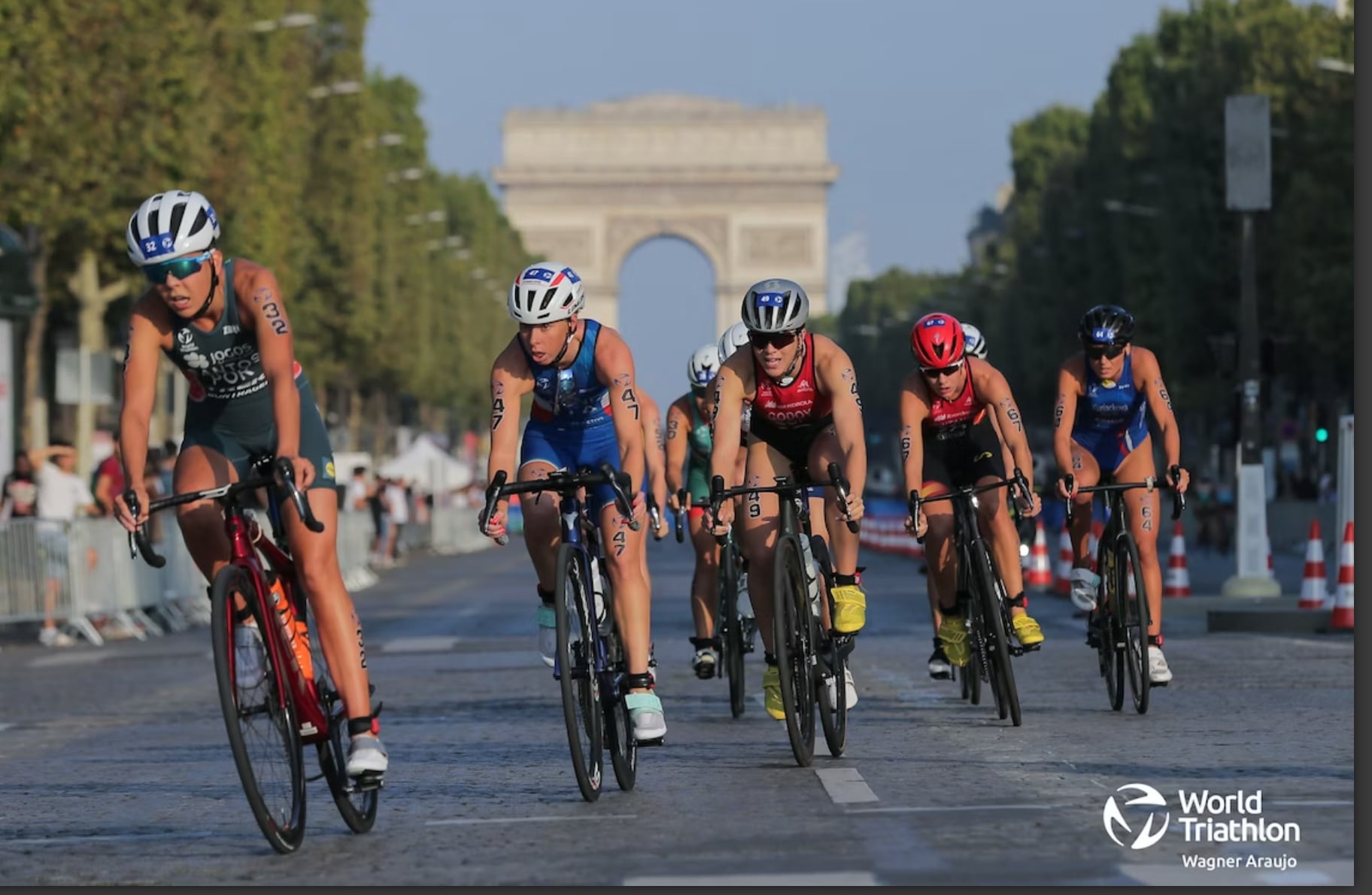 WorldTriathlon/ el pelotón con el arco del triunfo de fondo
