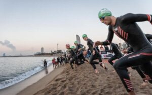 Imagen de la salida de un triatlón en Barcelona