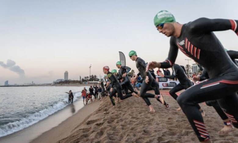 Imagen de la salida de un triatlón en Barcelona