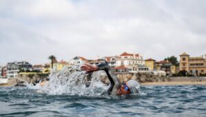 Un nadador en la travesía de Cascais