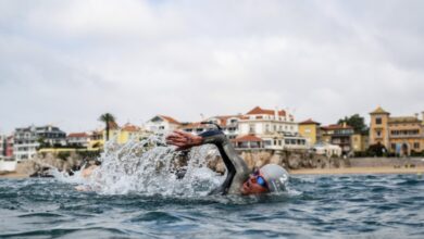 Ein Schwimmer bei der Cascais-Überfahrt