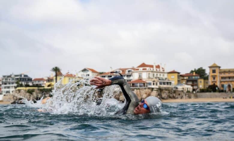 Ein Schwimmer bei der Cascais-Überfahrt