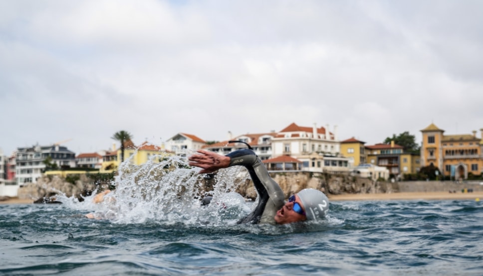 Un nadador en la travesía de Cascais