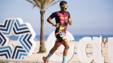 Um triatleta correndo no ICAN Gandia