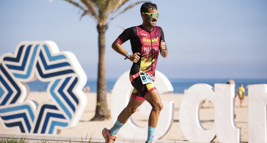 Ein Triathlet, der im ICAN Gandia läuft