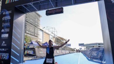 Ein Triathlet an der Ziellinie des MTRI Valencia