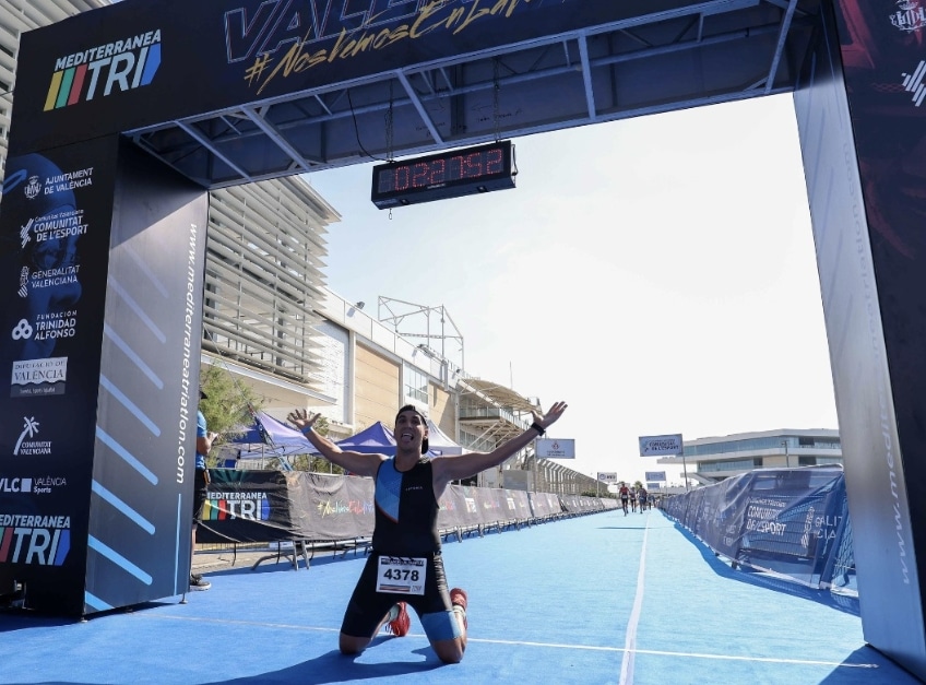 Ein Triathlet an der Ziellinie des MTRI Valencia