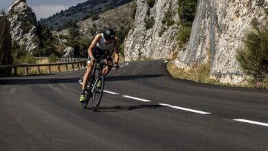 IROMAN/ un triatleta en el ciclismo del IRONMAN Niza