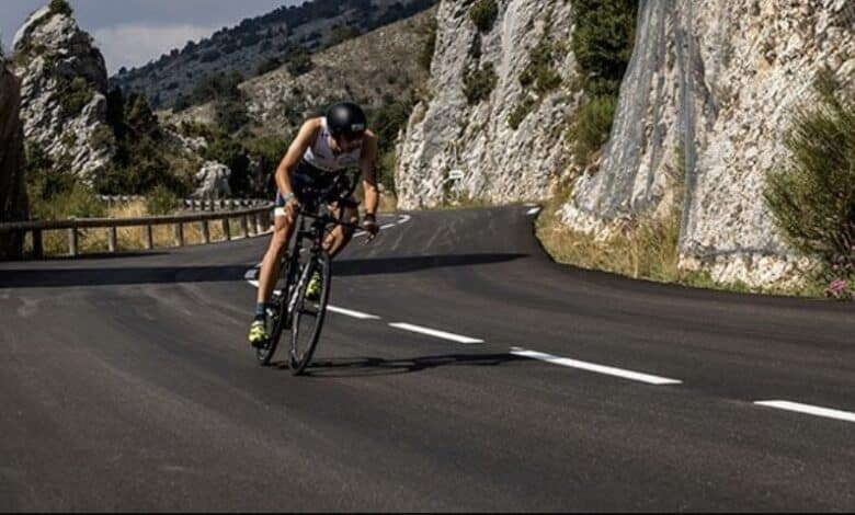 IROMAN/ un triatleta en el ciclismo del IRONMAN Niza