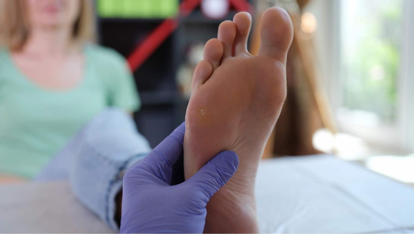 Cómo hacerse un masaje en los pies para aliviar el dolor por tensión en la  fascia plantar