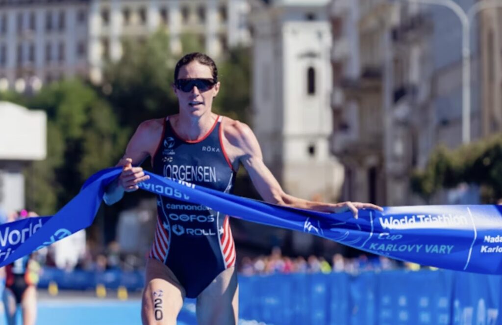 WolrdTriathlon/ Gwen Jorgensen ganando en Karlovy Vary