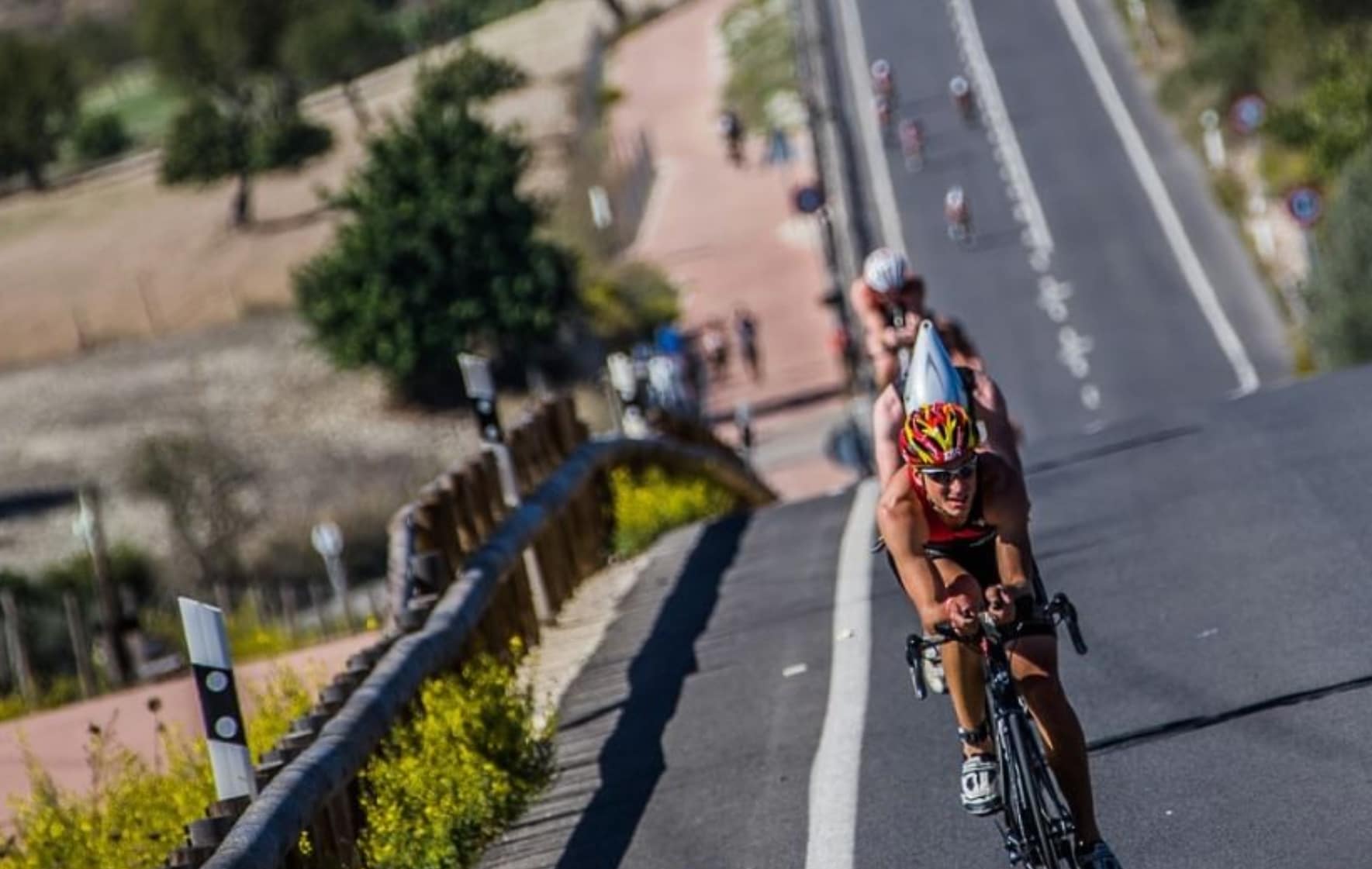 Challennge Family/ imagen de triatletas en el segmento ciclista